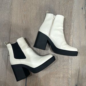 Super Trendy Chunky Heel Platform Boots in Cream size 6.5